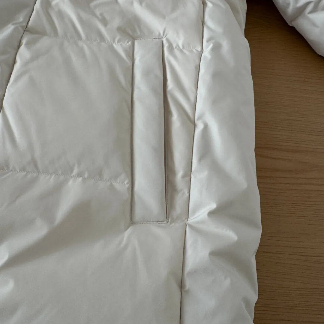 Photographed at home, please do not pass it off as a stolen photo! Style number: Y 68-𝐓𝐡𝐞 𝐍𝐨𝐫𝐭𝐡 𝐅𝐚𝐜𝐞 /F 22 North Face long down jacket Shin Min Ah Same Style ❶Fabric: Made of 100% polyester fiber, dry to the touch, water-repellent fabric. ❷Filling: It is also filled with 80% goose down, and the fluffy and warm effect is very good. ❸Embroidery: Using imported Tajima Embroidery Ten Thousand Needle Embroidery, using imported No. 7 needles and Japanese Queen Embroidery Thread to ensure that each word is full of work and has a clear three-dimensional sense. ❹The zipper is customized by Yoshida YKK original factory, with clear engraving and perfect and smooth texture. Size: XS S M L XL XXL Color: Black White
